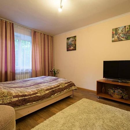 Apartment Nadezhda At Zheltoskan 77/79 アルマトイ エクステリア 写真