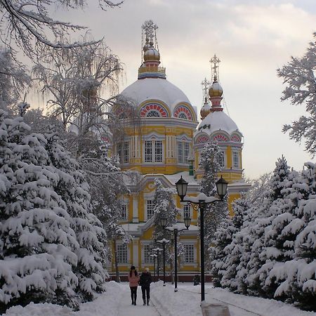 Apartment Nadezhda At Zheltoskan 77/79 アルマトイ エクステリア 写真