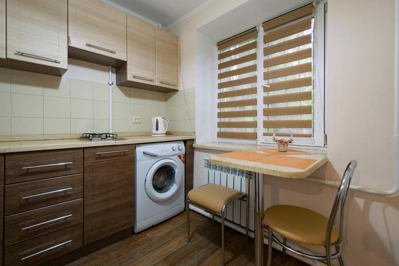 Apartment Nadezhda At Zheltoskan 77/79 アルマトイ エクステリア 写真
