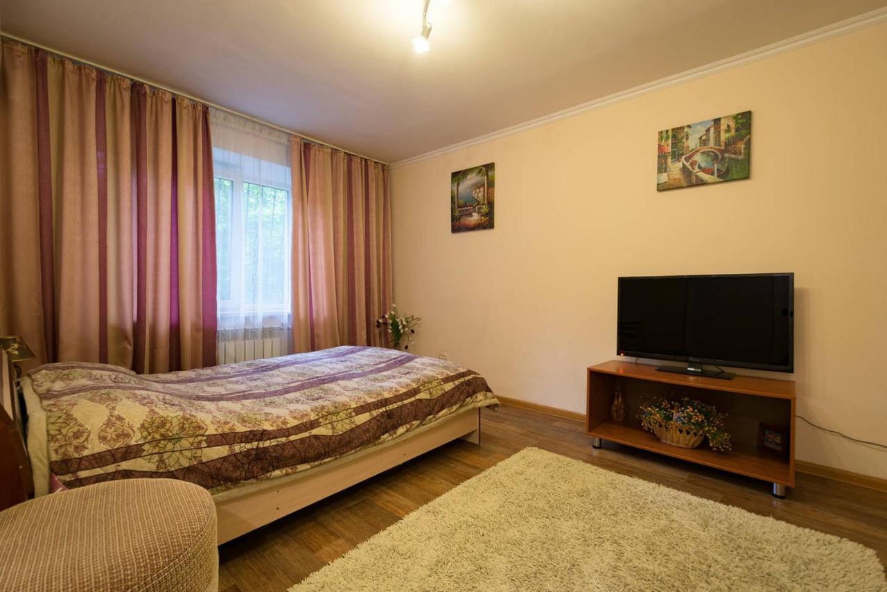 Apartment Nadezhda At Zheltoskan 77/79 アルマトイ エクステリア 写真