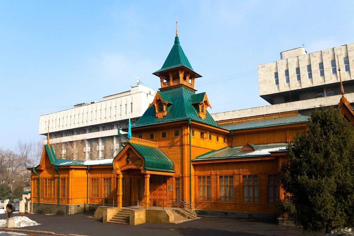 Apartment Nadezhda At Zheltoskan 77/79 アルマトイ エクステリア 写真